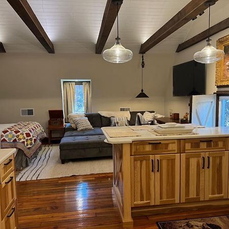 Scottdale South Broadway Manor B&B - Near Fallingwater, Ohiopyle State Park, Hiking & Biking Trails Gap מראה חיצוני תמונה