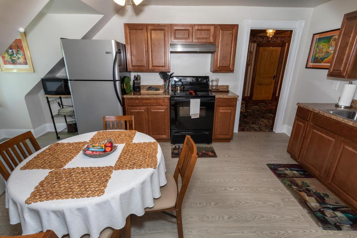 Scottdale South Broadway Manor B&B - Near Fallingwater, Ohiopyle State Park, Hiking & Biking Trails Gap מראה חיצוני תמונה