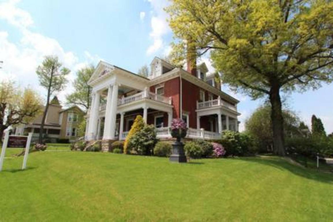 Scottdale South Broadway Manor B&B - Near Fallingwater, Ohiopyle State Park, Hiking & Biking Trails Gap מראה חיצוני תמונה